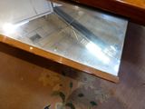 un miroir posé sur une table dans une pièce