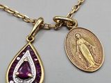 un gros plan d'un collier orné d'une pièce de monnaie et d'un pendentif sur lequel est fixée une pièce de monnaie