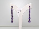 une paire de boucles d'oreilles ornées de cristaux violets