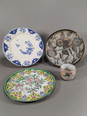 trois assiettes et une tasse sur la table