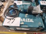 une machine bleue posée sur une boîte