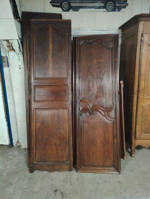 Armoire et cadre de lit en bois naturel mouluré, démontée.