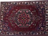 tapis oriental sur fond blanc, aux couleurs rouge et bleu