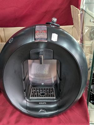 une machine à café posée sur un tissu rouge