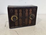une radio à l'ancienne posée sur une table blanche