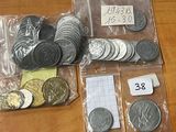 un grand nombre de pièces de monnaie posées sur une table les unes à côté des autres