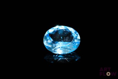 gros plan d'un diamant bleu sur une surface noire