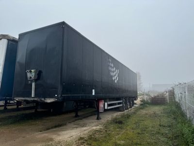 un camion semi-remorque garé sur le côté de la route