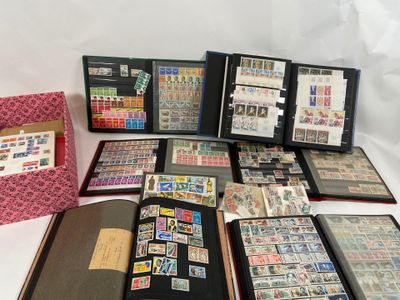 beaucoup de timbres, rangés dans un classeur