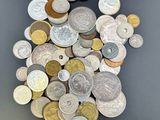 une pile de pièces de monnaie posée sur une surface noire