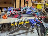tout un tas d'outils posés sur un établi