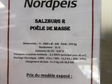 a sign on the door of a restaurant stating that it is closed