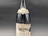 une bouteille de vin posée sur une table
