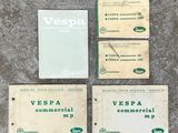 Plusieurs anciennes cartes de visite Vespa sont disposées par terre