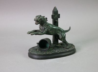 une statue représentant un chien en train de sauter par-dessus un tuyau