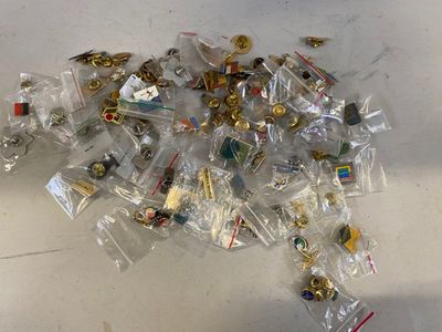un tas d'épingles et d'autres objets posés sur une table