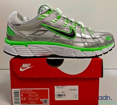 une boîte sur laquelle est posée une paire de chaussures