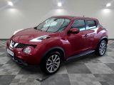 le suv nissan juke rouge est garé sur un sol en damier
