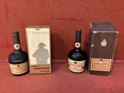 trois bouteilles de vin sont posées à côté d'un carton de vin