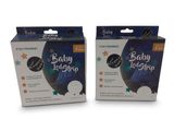 Deux boîtes de lotion pour bébé sont posées côte à côte sur une surface blanche