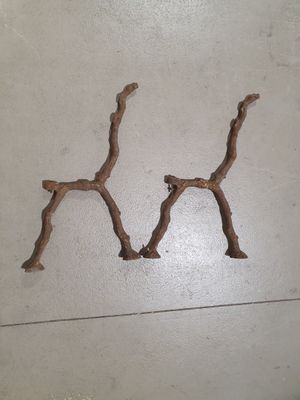 une photo d'un morceau de bois sculpté en forme de cheval