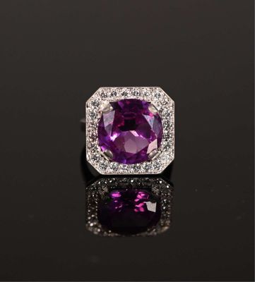 une bague en améthorate et diamants