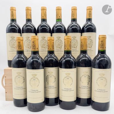 six bouteilles de vin rouge sont alignées