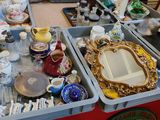 une table sur laquelle sont disposés de nombreux plats et bols
