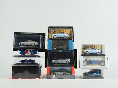 de nombreuses maquettes de voitures différentes exposées sur la table