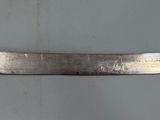 un manche en or sur un couteau accroché au mur