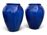 une paire de vases bleus sur fond blanc, avec un fond blanc