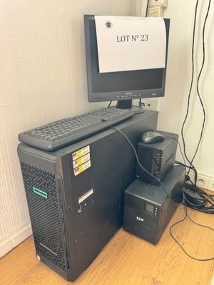 beaucoup de matériel informatique par terre dans la pièce