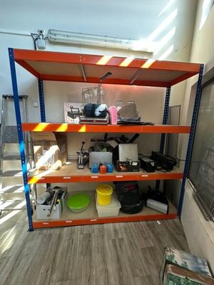 une étagère sur laquelle sont disposés de nombreux objets de toutes sortes