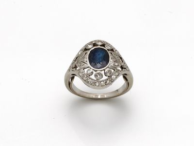 gros plan d'une bague en diamant et saphir sur fond blanc