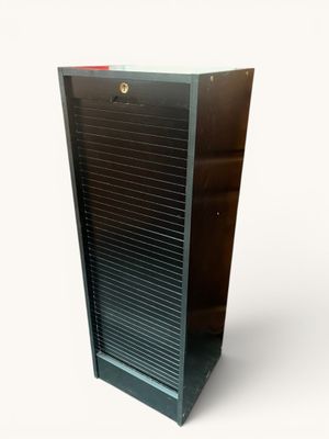 une photo d'une armoire métallique dont les portes sont munies de volets
