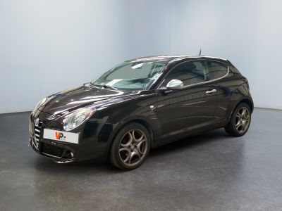 une photo d'une voiture noire garée dans une pièce