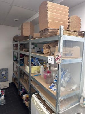 une pièce où l'on trouve beaucoup d'étagères et de cartons