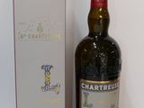une bouteille de vin à côté d'une boîte