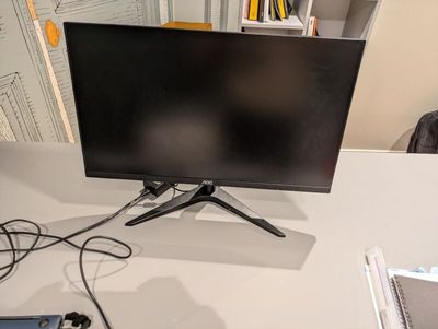 une image représentant un écran d'ordinateur posé sur un bureau