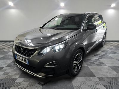 vue de face d'un SUV gris garé sur un sol à damier