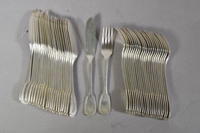 un grand nombre de fourchettes et de cuillères posées sur une table