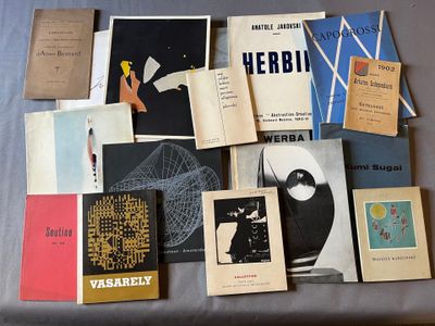 de nombreux livres posés sur une table recouverte d'une nappe bleue