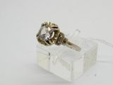 une bague posée sur une boîte transparente