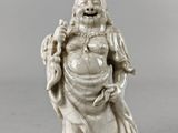l'image d'une statue représentant une femme tenant un bébé dans ses bras