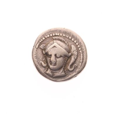 une vieille pièce d'argent avec un visage de femme dessus