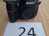 un appareil photo posé sur une table sur laquelle est inscrit le chiffre 24