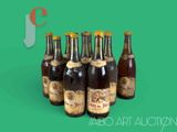 six bouteilles de bière sont alignées sur un fond vert