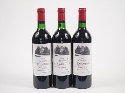 trois bouteilles de vin rouge posées l'une à côté de l'autre sur une surface blanche