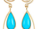 une paire de boucles d'oreilles en or et turquoise, ornées d'un motif en spirale