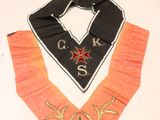 un tablier noir et orange orné d'une étoile dorée